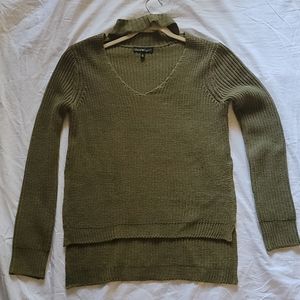 Olive green pullover sweater v-neck with choker